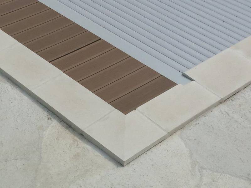 La couverture automatique de votre piscine en coque polyester dans le Var